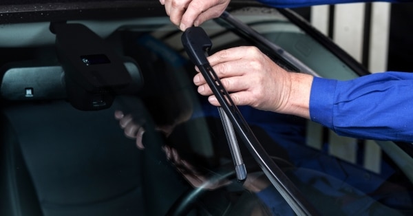 בדיקת מגבים ומערכת נוזל השמשה הקדמית